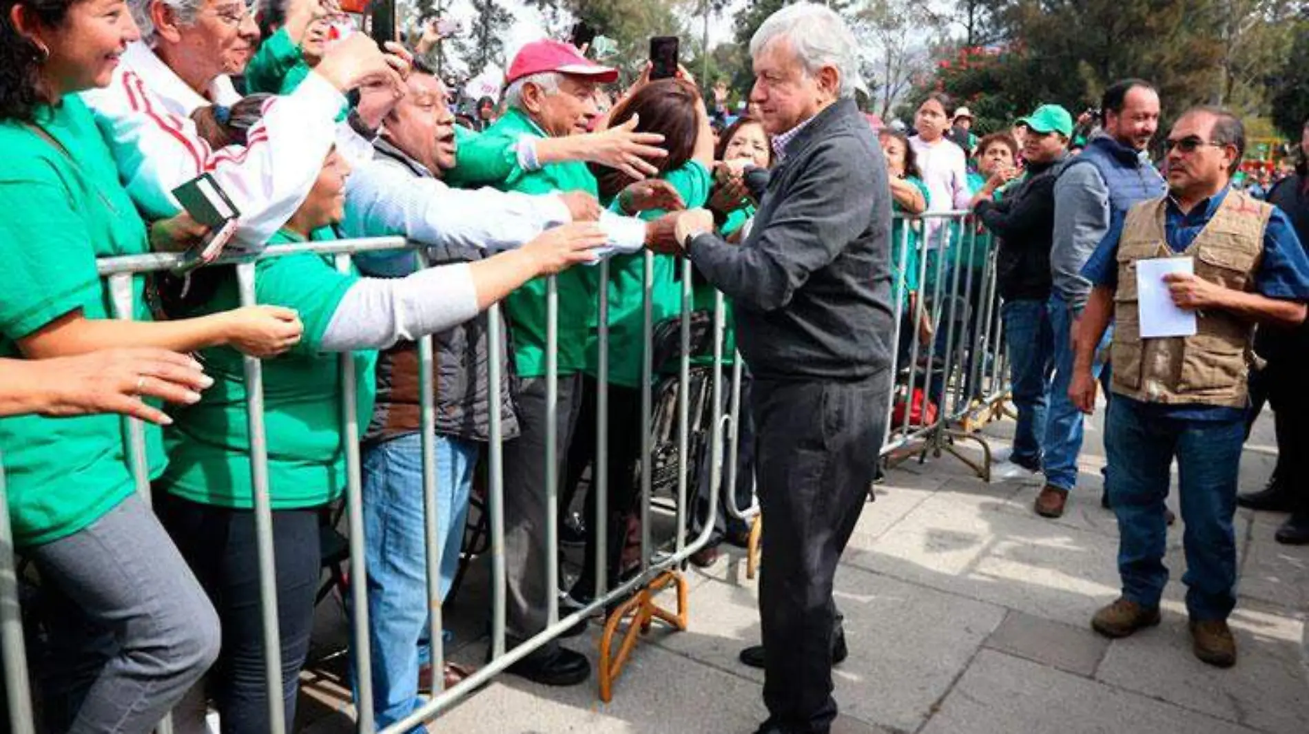 andres-manuel-lopez-obrador_mitin_indios-verdes-1