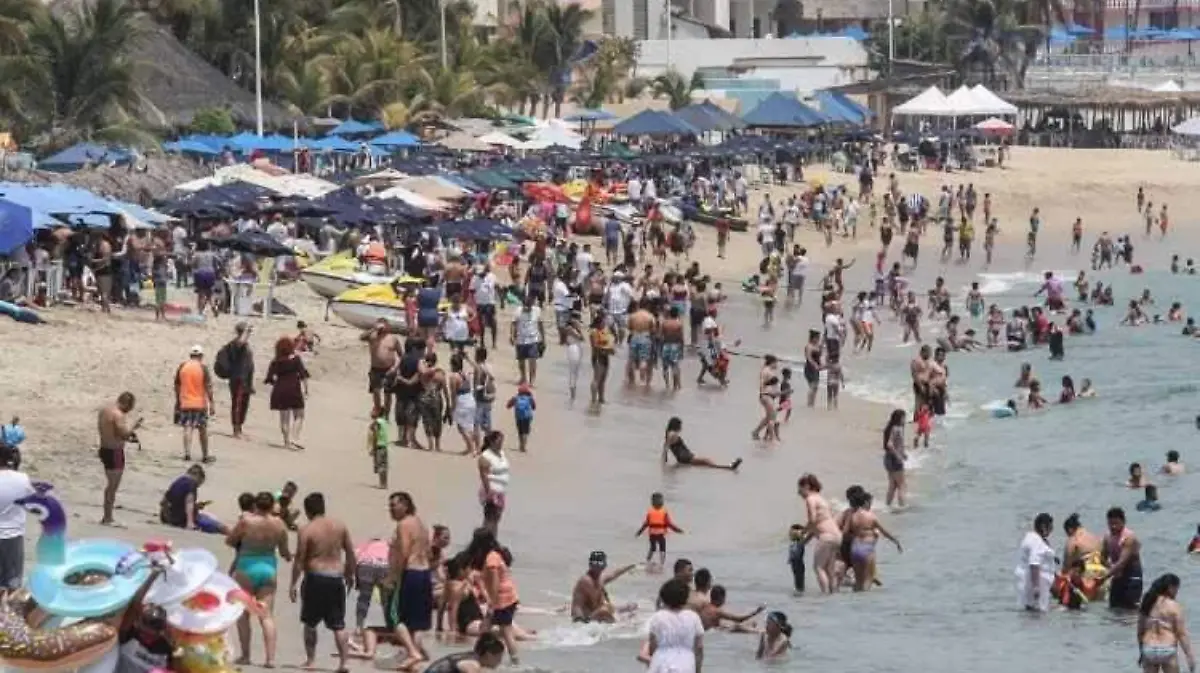 Turistas abarrotan Acapulco a pesar de pandemia
