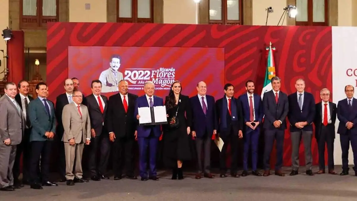 AMLO firma acuerdo antiinflacion con empresarios