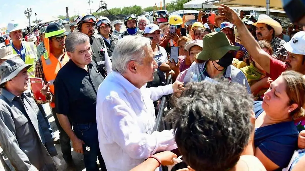 AMLO con familias de mineros en Sabinas Coahuila