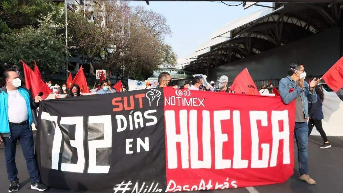 Trabajadores de Notimex cierran acceso al AICM tras dos años de huelga