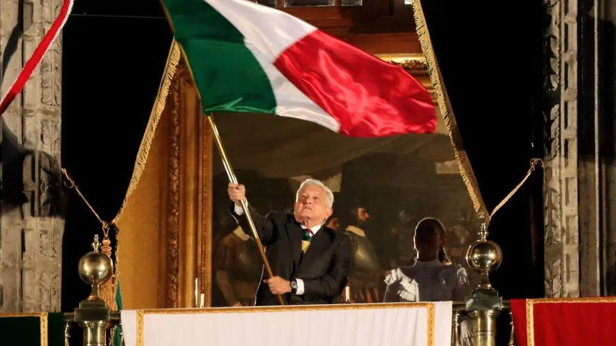 AMLO_Grito Independencia_balcon Palacio Nacional_bandera