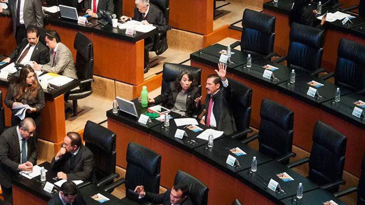 senadores_aprueban_sesion