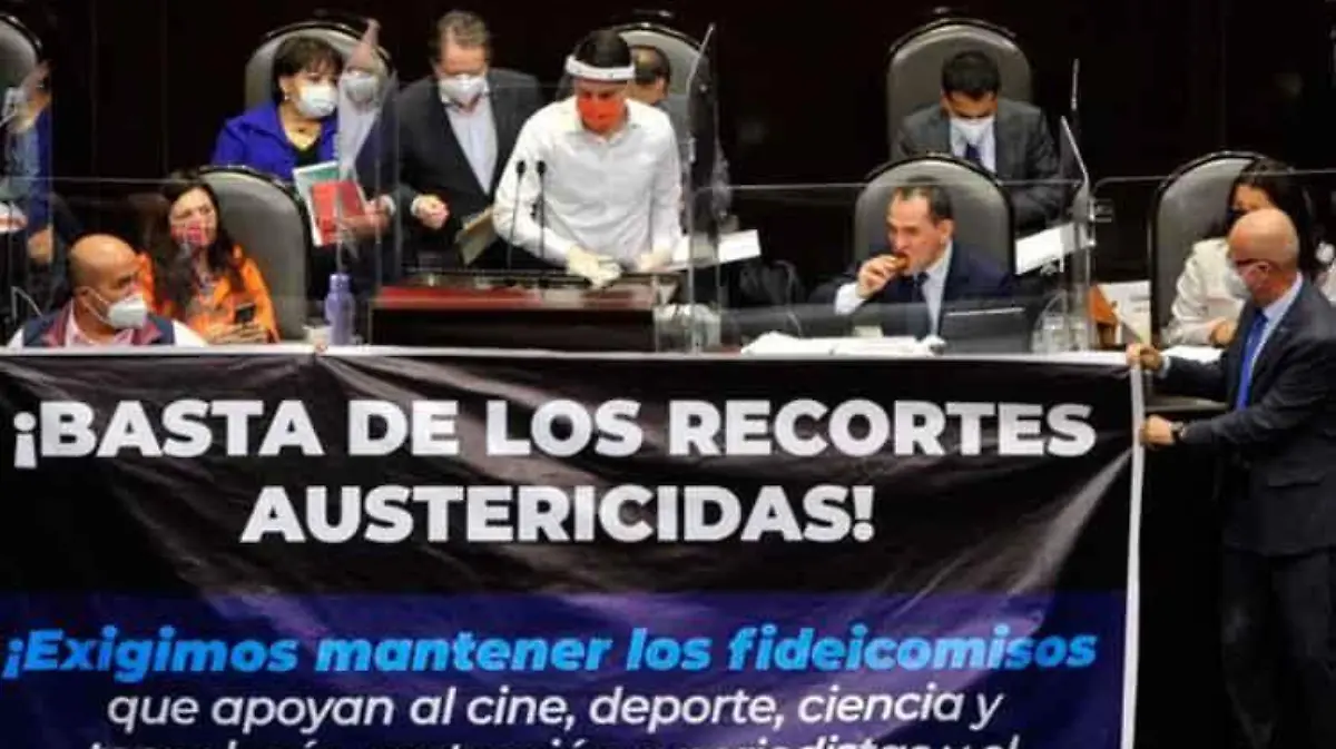 Arturo-Herrera-comiendo-pastel_2