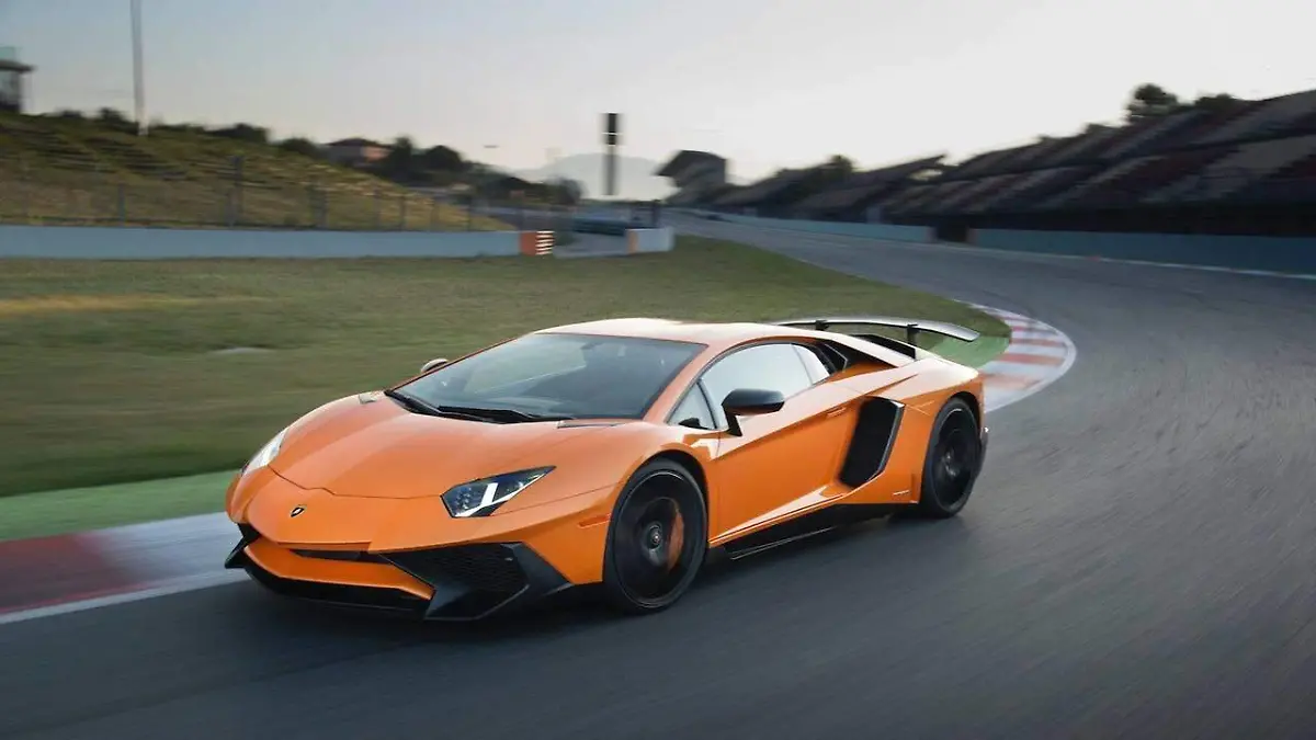 7 LAMBORGHINI AVENTADOR LP 750-4 SV
