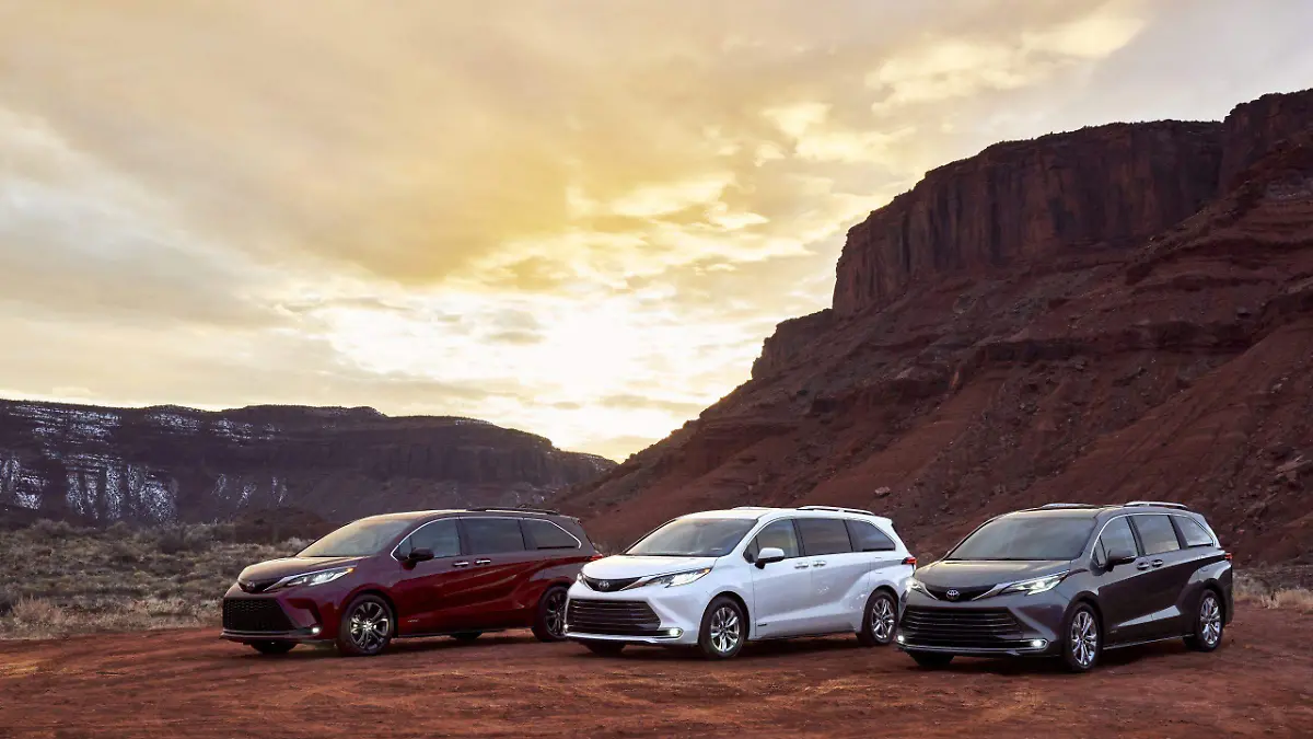 2021_Toyota_Sienna_Family_01-scaled