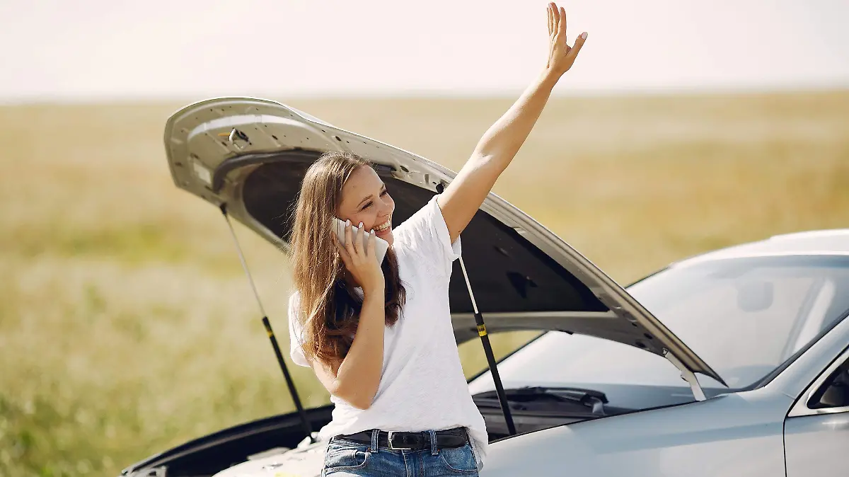 woman-near-broken-car-call-for-help