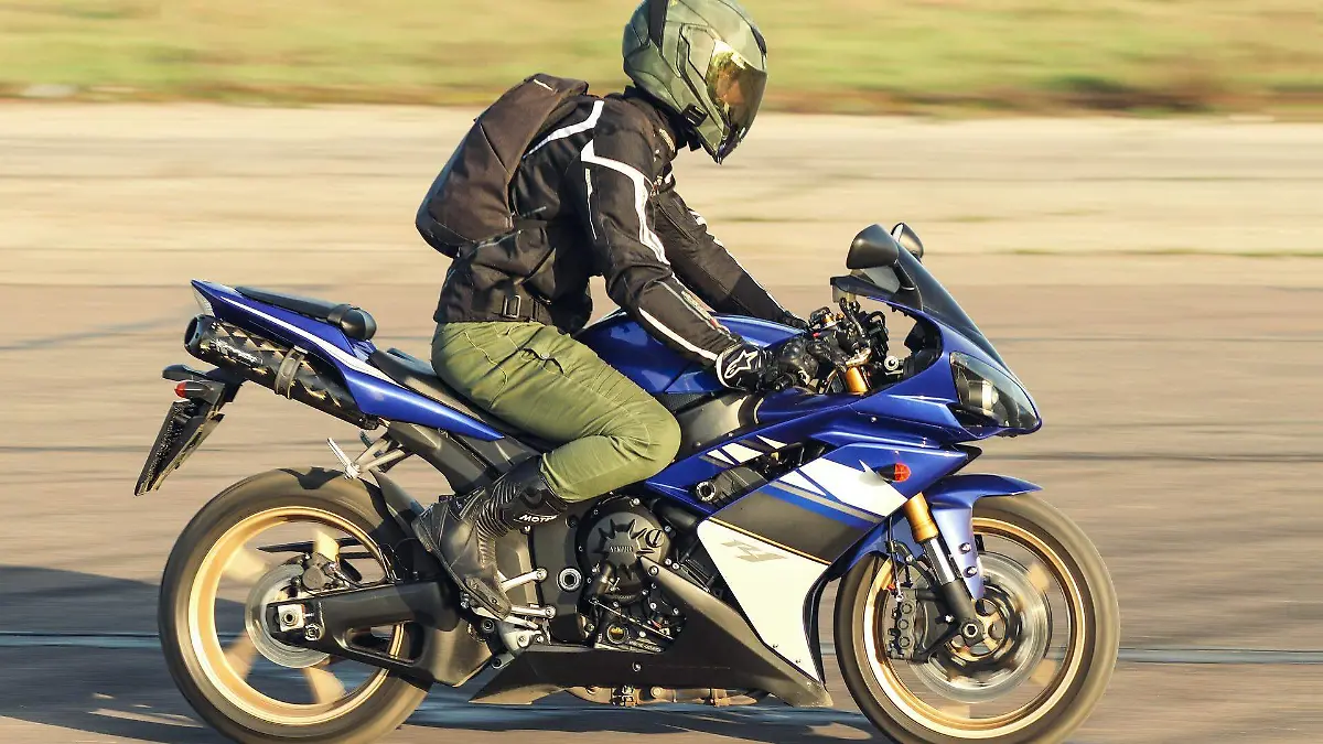 motorcycle-4246611_1920