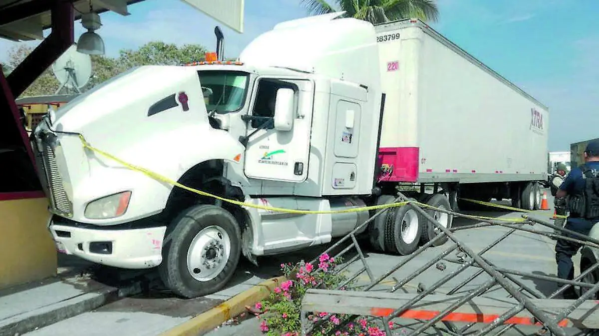 Camión se estrella contra caseta