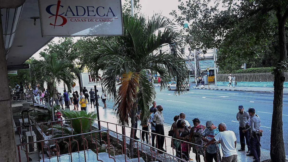 Cuba retoma venta de dólares tras suspenderla por más de un año