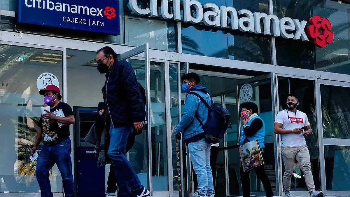 Personas-usan-cajeros-de-Banamex