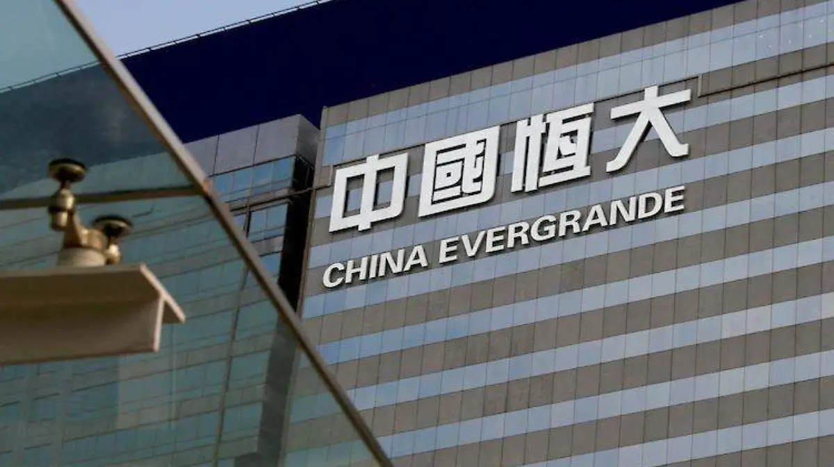 Mercados tambalean por crisis en Evergrande