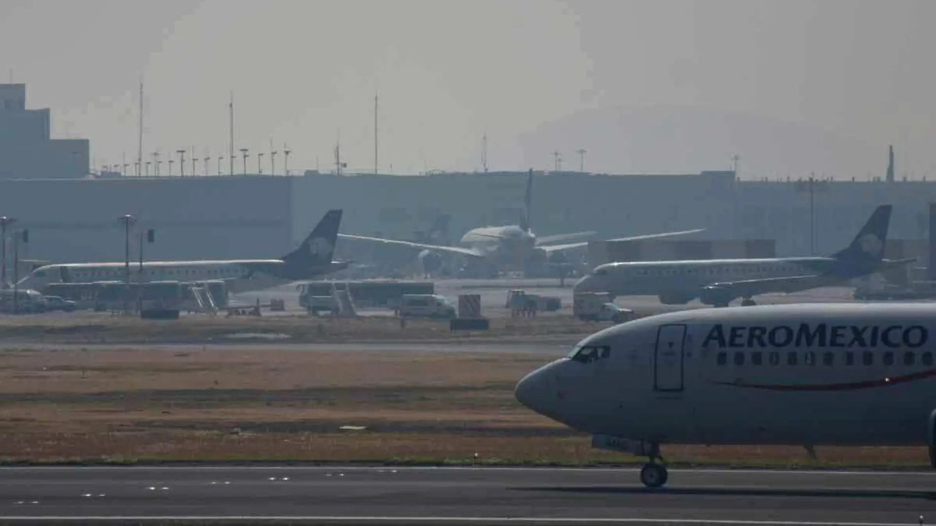 Aviones-esperando-despegar-en-aeropuerto-AICM