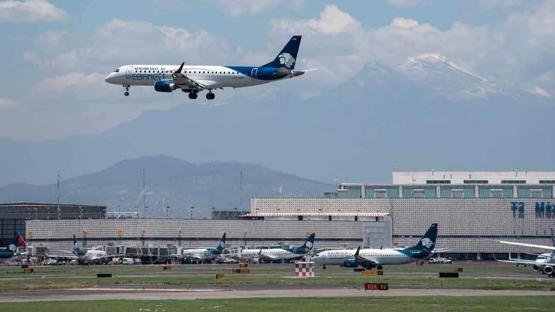 Avion-de-Aeromexico-en-AICM