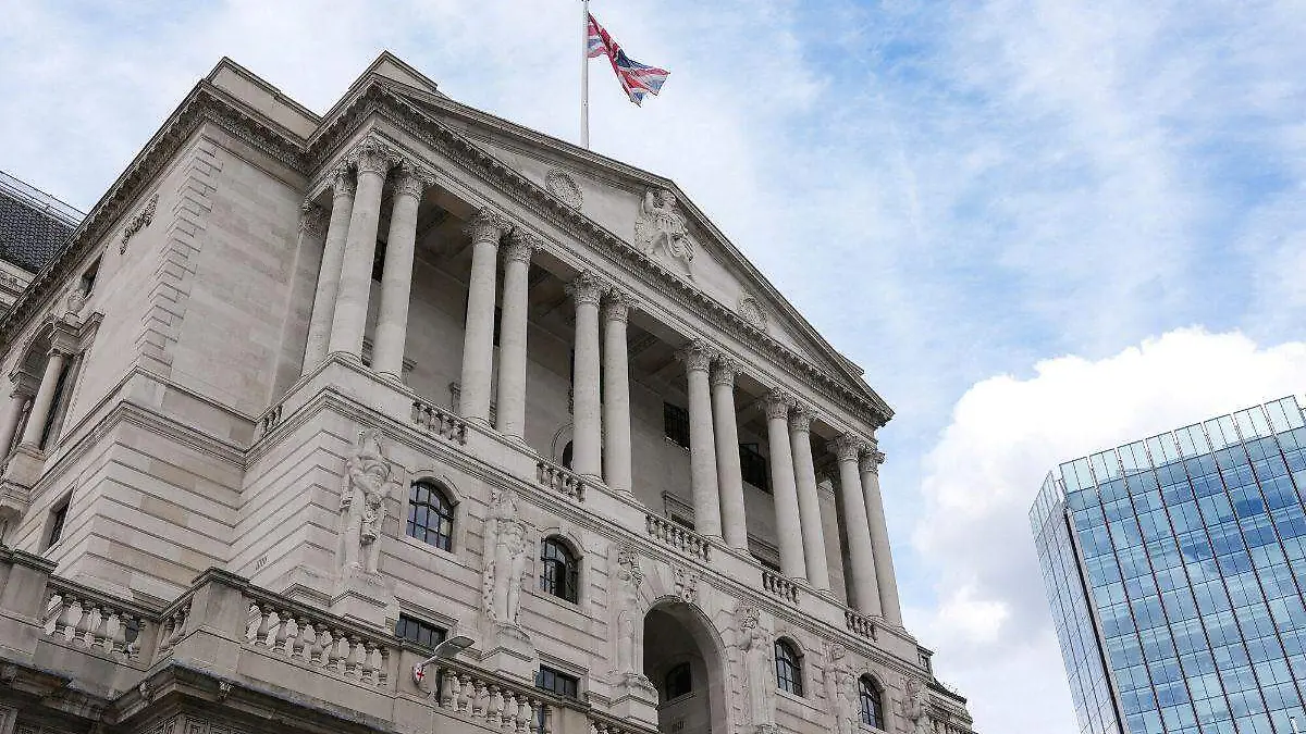 Banco de Inglaterra realiza histórica subida de tasas y advierte sobre recesión