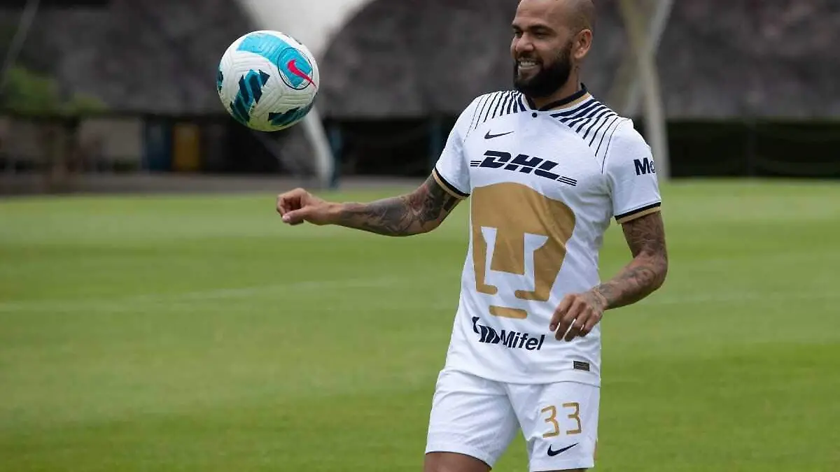 Dani Alves es presentado con Pumas