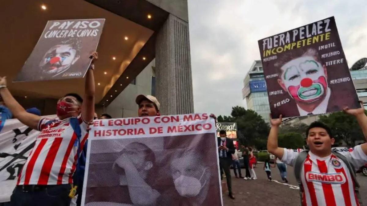 aficionados Chivas protestan previo a juego vs Cruz Azul