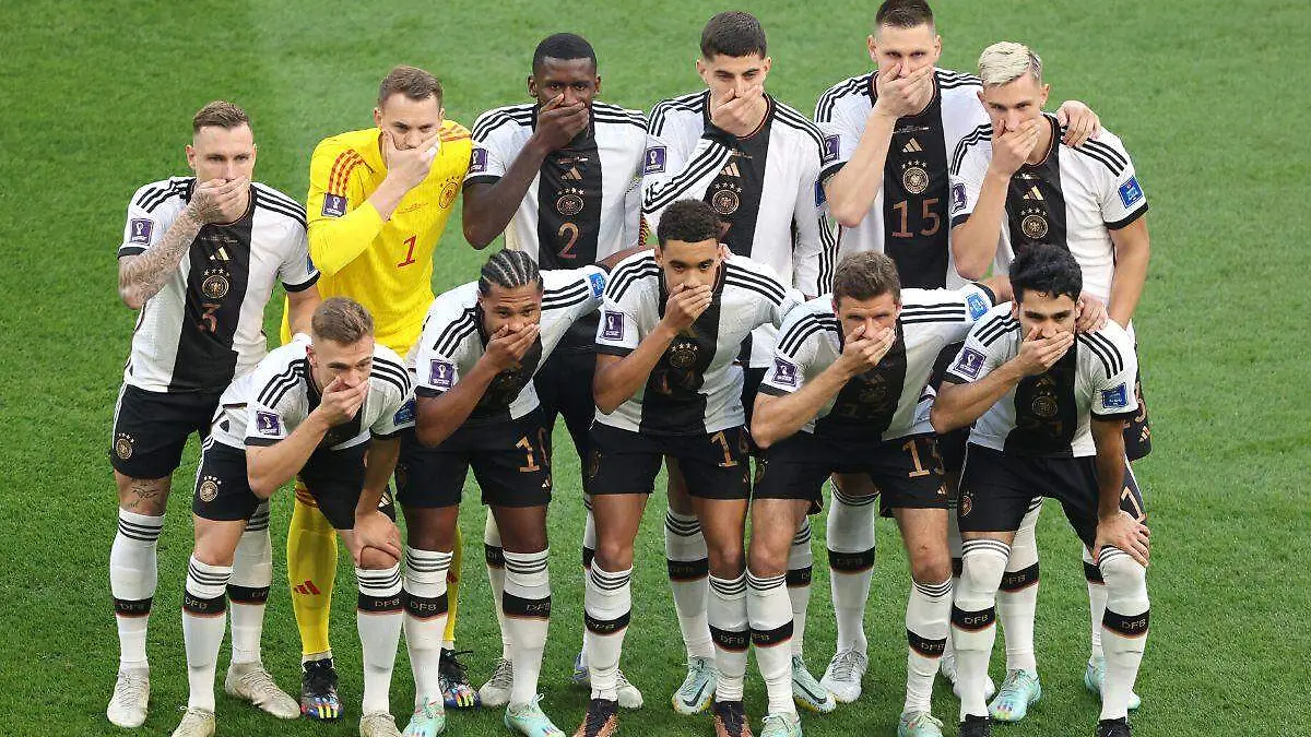 Futbolistas de Alemania se tapan la boca en protesta contra la FIFA en Qatar 2022