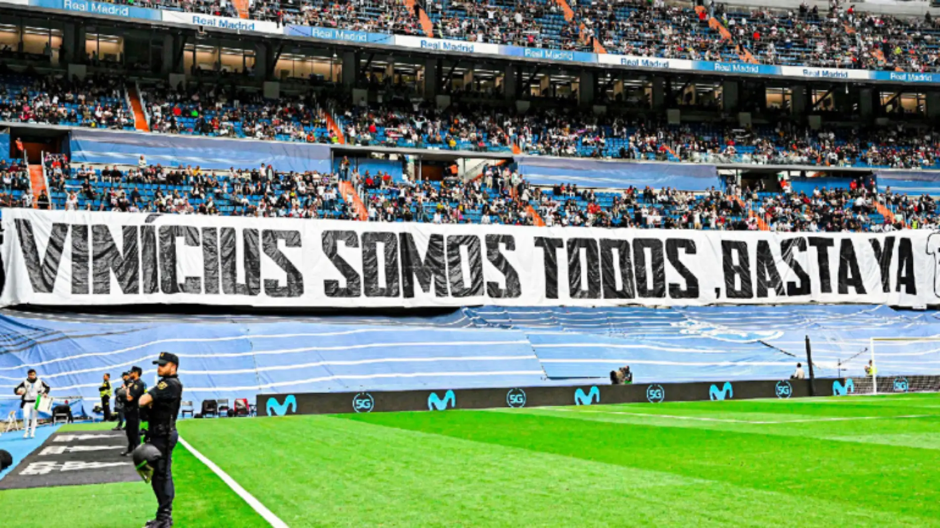 Los-aficionados-del-Real-Madrid-se-solidarizaron-con-Vinicius-por-los-canticos-racistas-en-su-contra-770x450