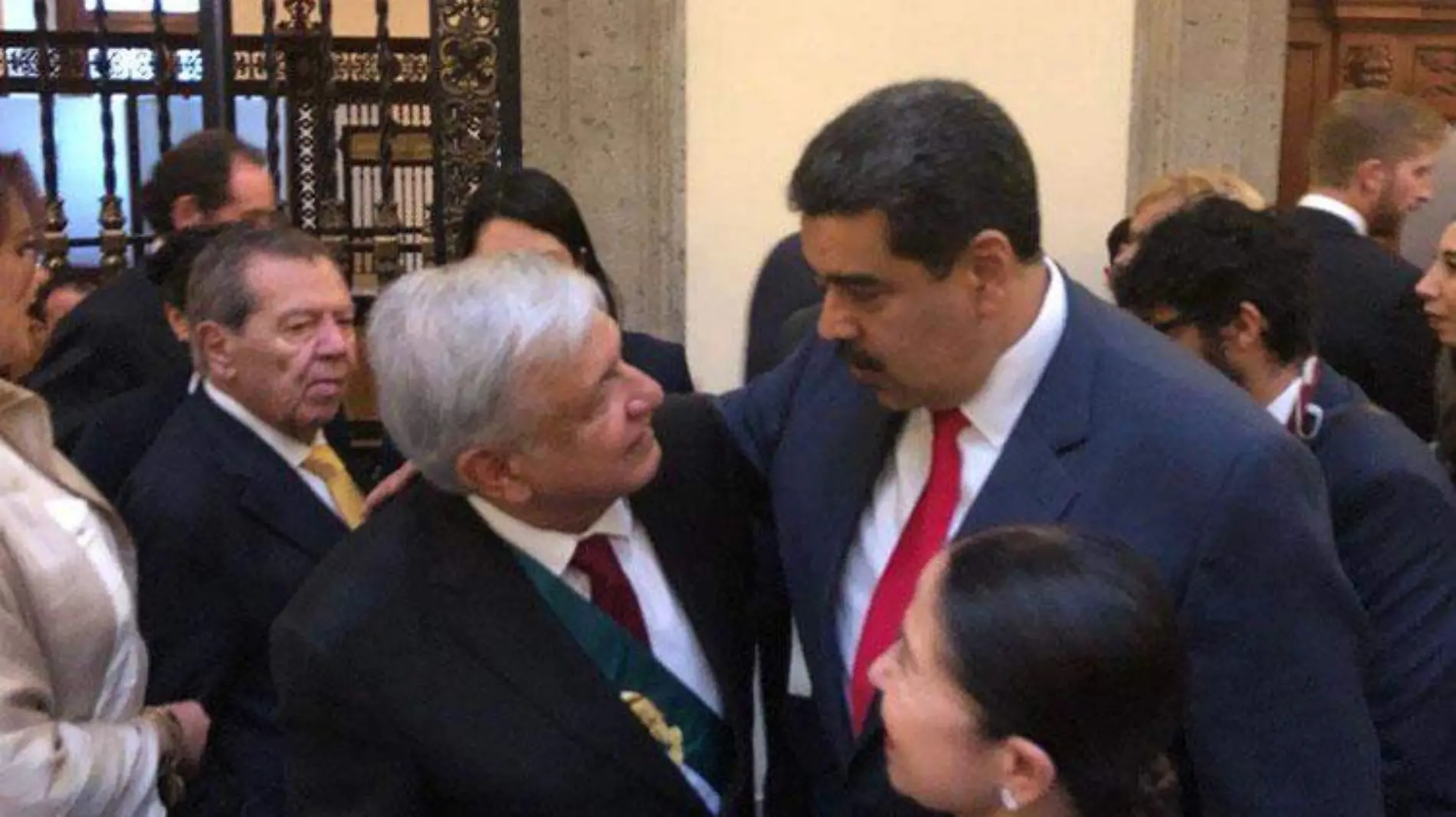 abrazo-amlo-y-maduro