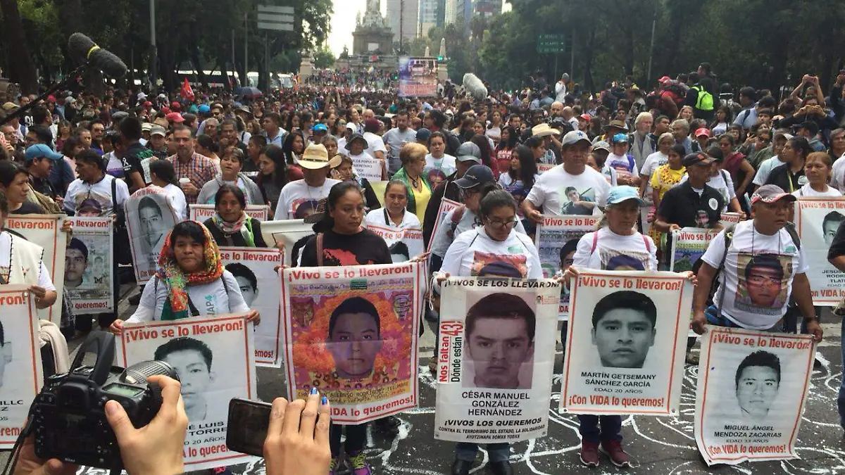 mega-marcha-4-años-ayotzinapa-reforma