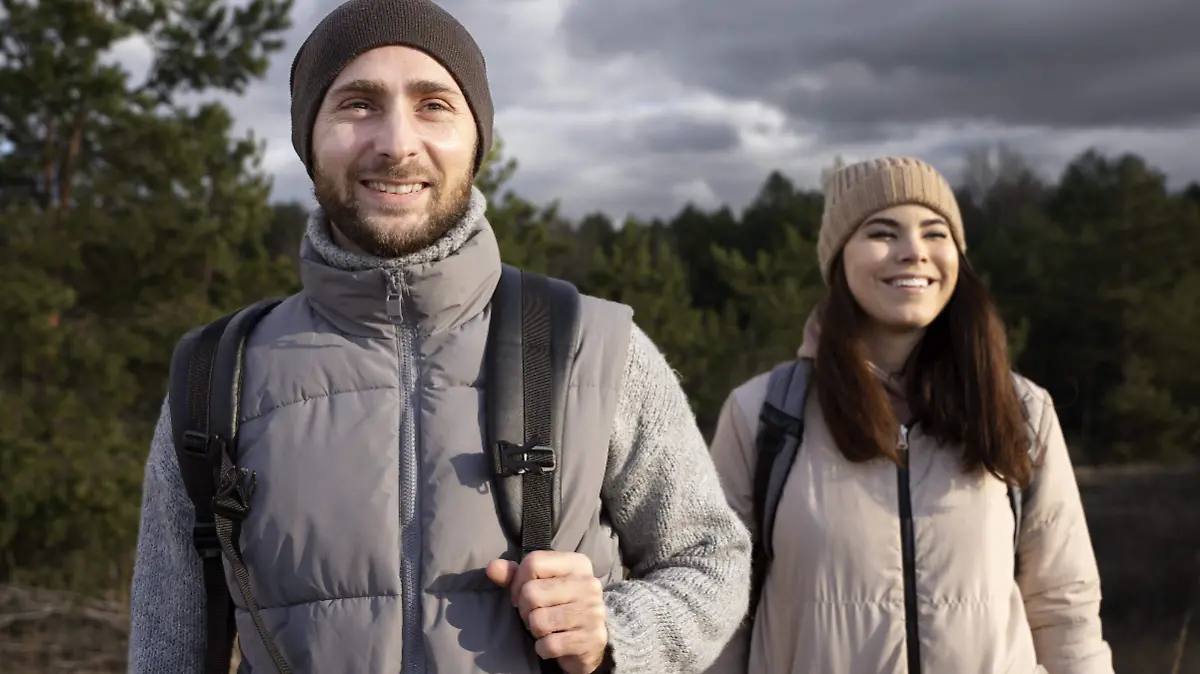 medium-shot-couple-traveling-together