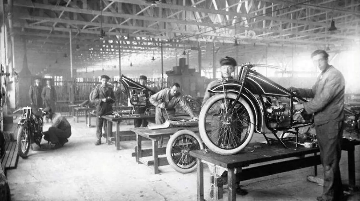 P90094361_highRes_production-bmw-r-32-