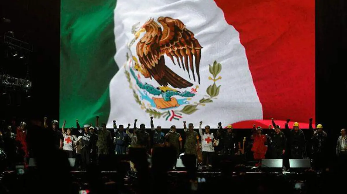 puño-concierto-zocalo-2