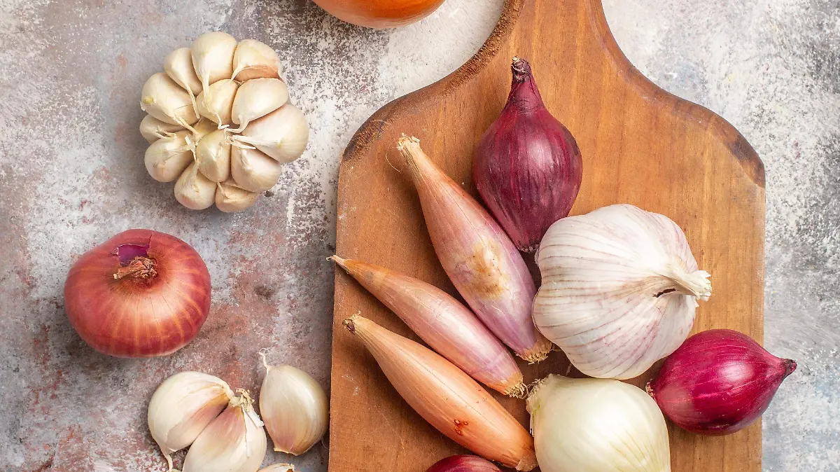 vista-superior-cebollas-ajos-ingredientes-frescos