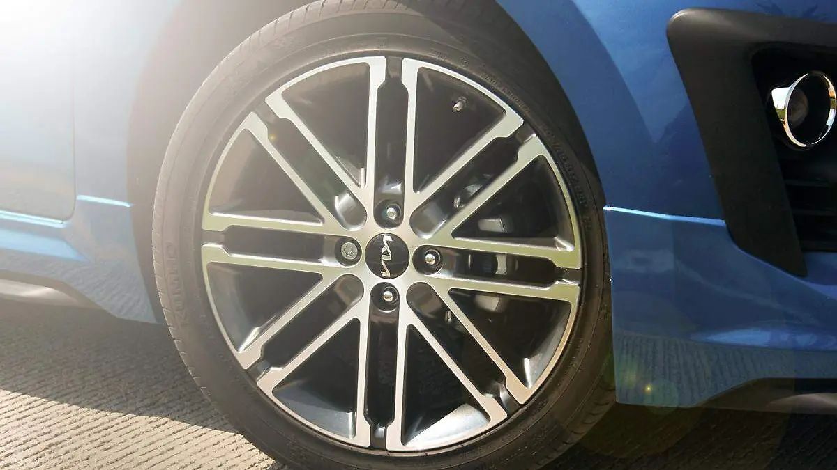 auto_calor_sol_llantas