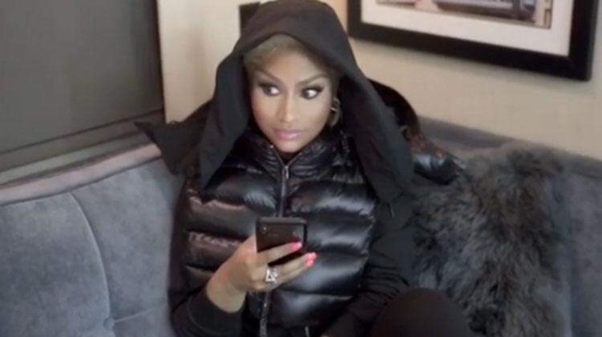Nicki Minaj Tiene Mala Piel Pechos Fuera! El UUPS!! De Nicki Minaj En
