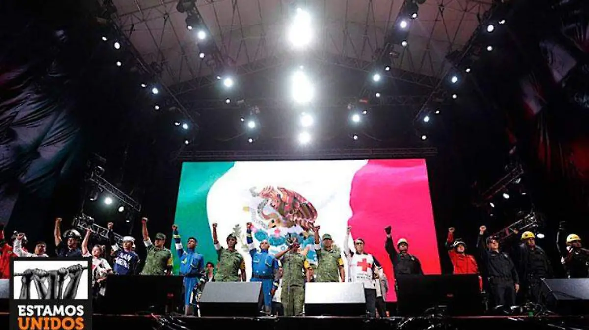 puño-concierto-zocalo