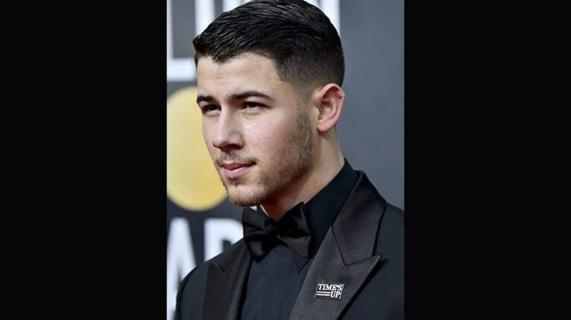 Nick-Jonas-en-traje-negro-durante-la-75-edición-de-los-Globos-de-Oro