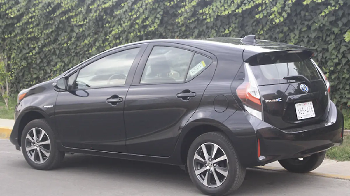 Toyota-Prius-C_003