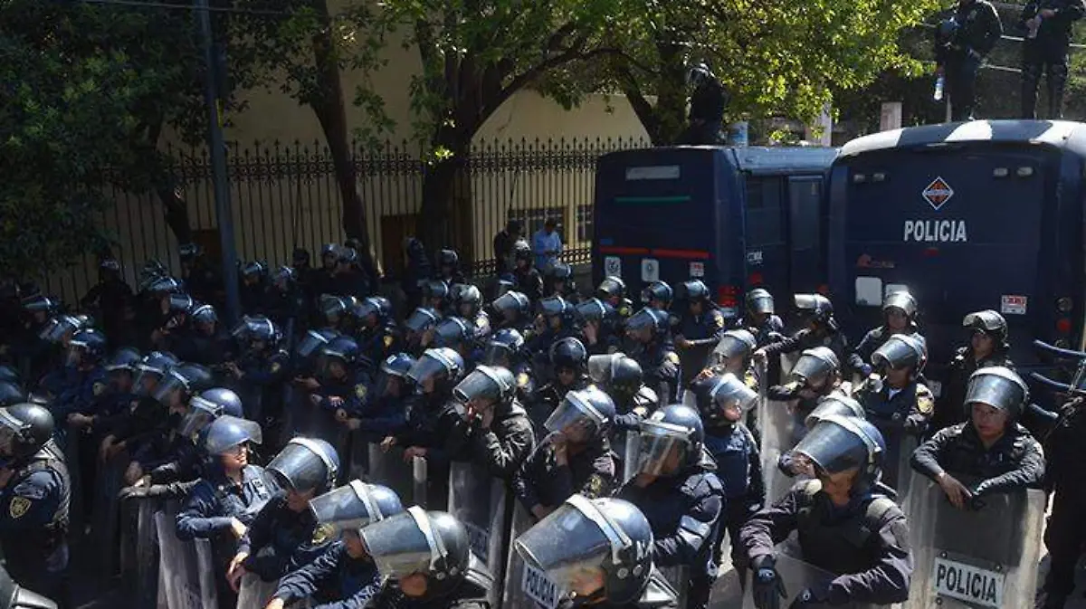 policias-petardo-manifestacion