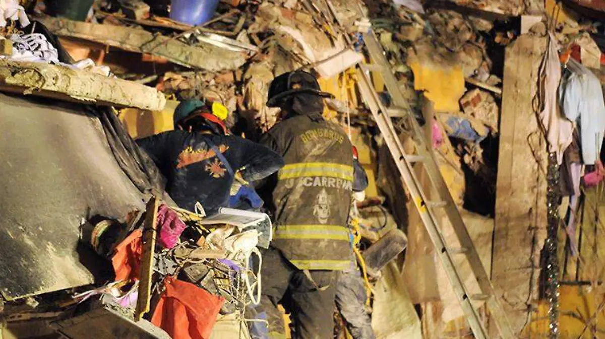 FOTO.- E.M. PARTE DE LA UNIDAD HABITACIONAL_ HUCADA EN CALZADA DE TLALPAN Y LAS TORRES_ COL. EDUCACION SE DERRUMBO CON EL SISMO (4)