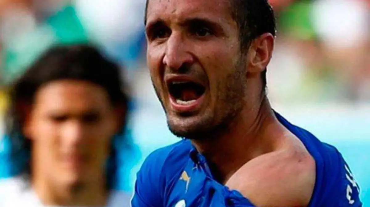 Chiellini_mordida_Suarez