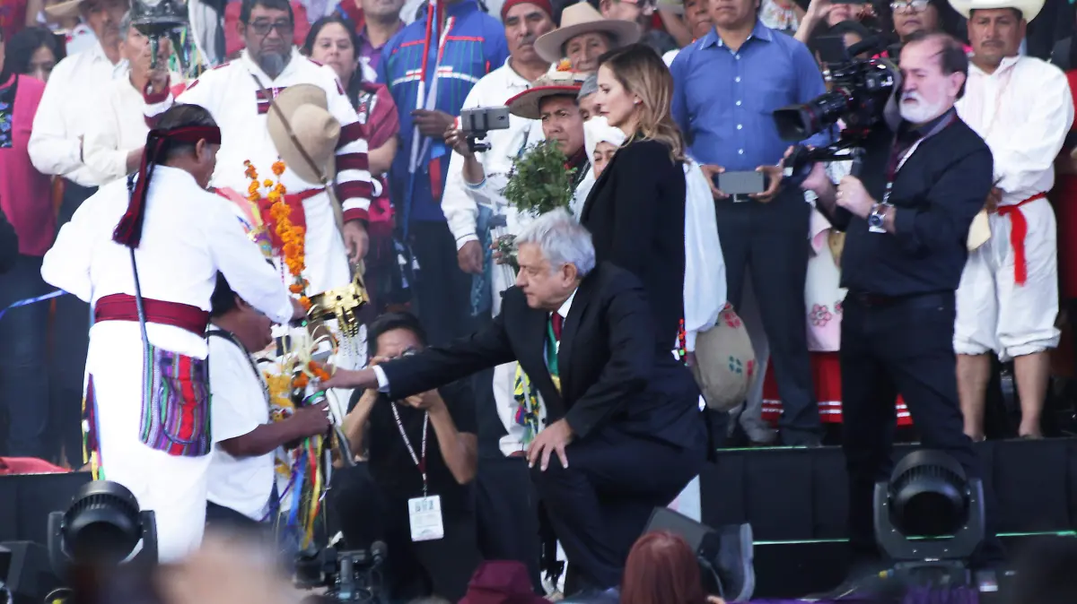 AMLO Baston