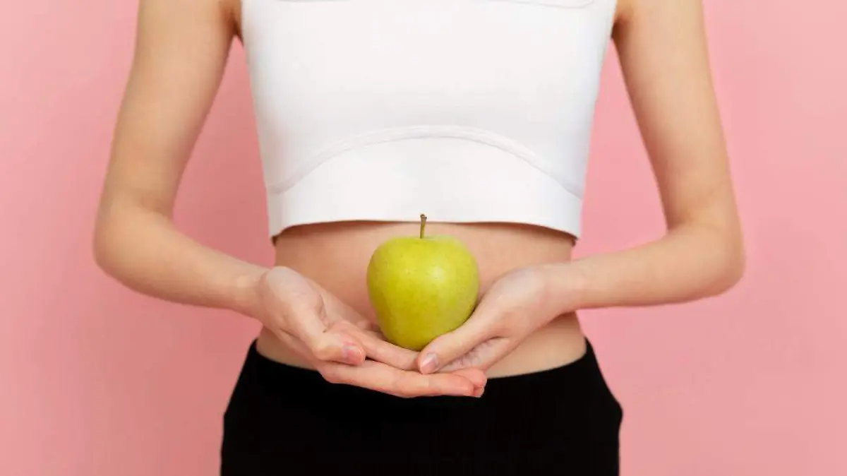 mujer-cerca-tenencia-manzana