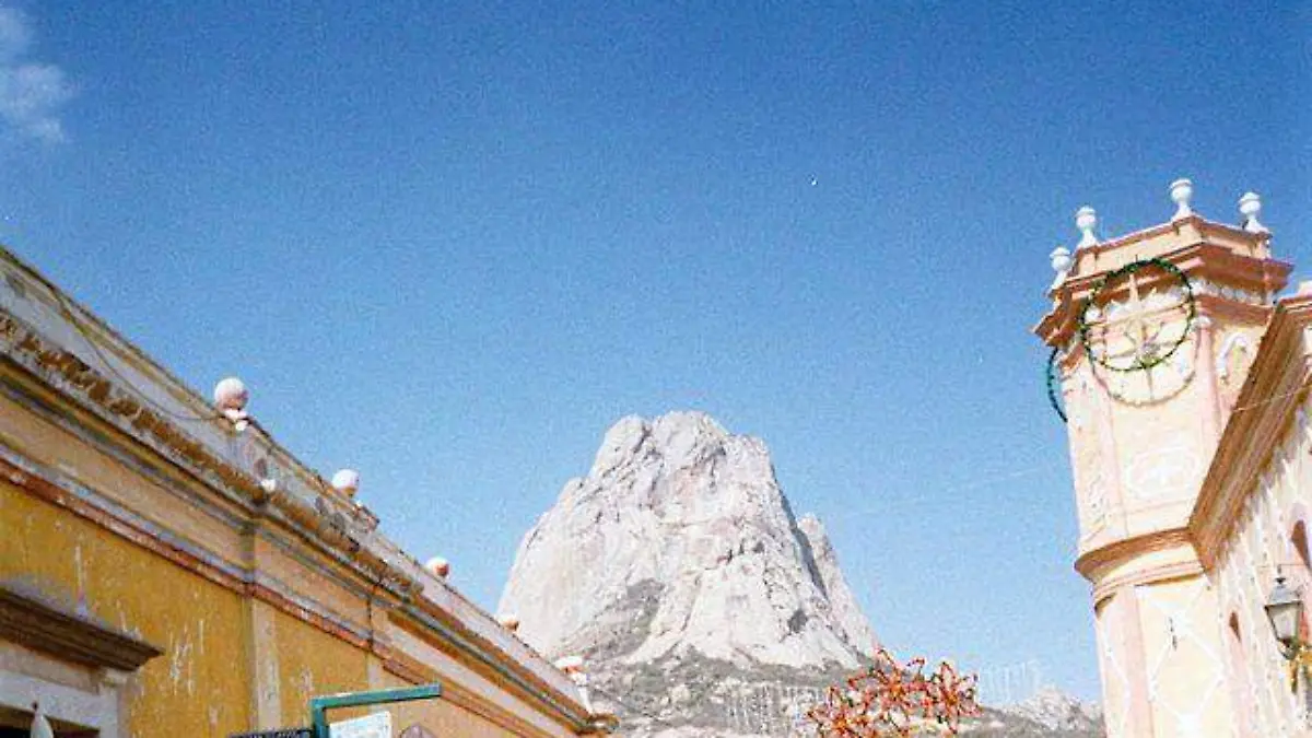 640px-RockyPeakBernal_fromTownBernalQueretaroMexico