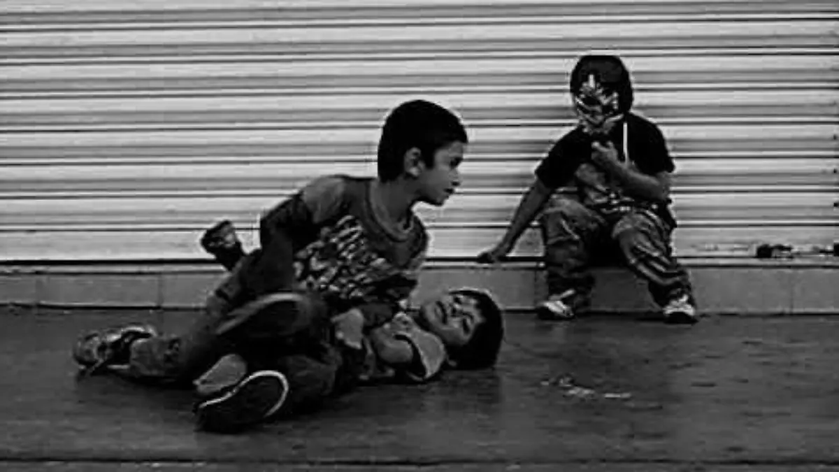 niños  jugando lucha libre