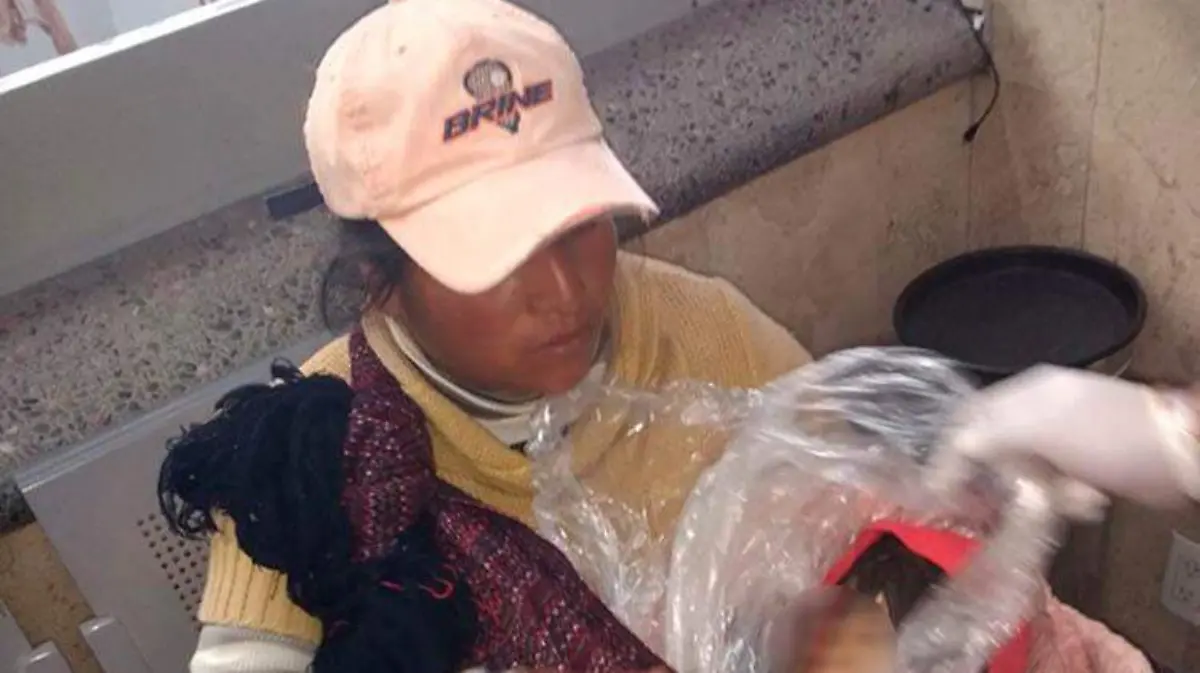 mujer-bebe-tapo-plastico