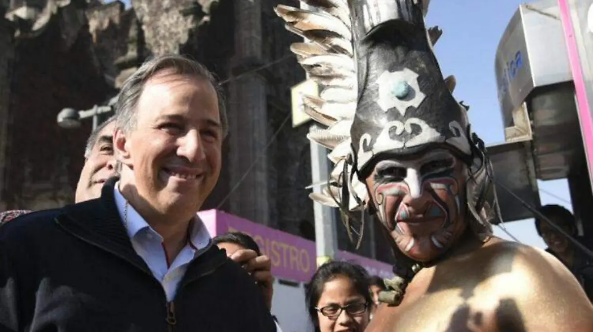 Meade posa con un danzante azteca en el Centro Histórico de la CDMX