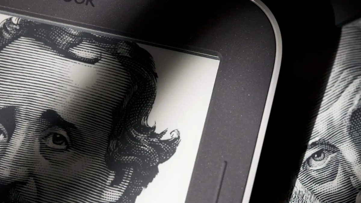 01 GRANDE 2012-10-28T010000Z_998905362_GM1E8AS1SON01_RTRMADP_3_EREADERS-FUTURE