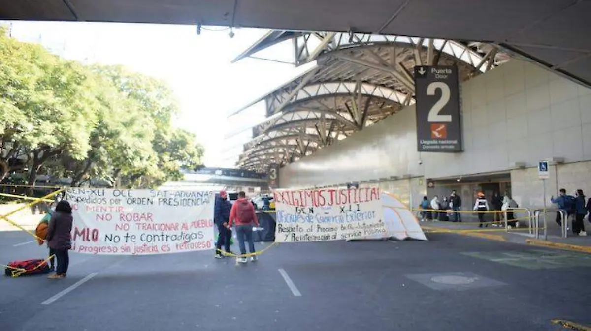 Bloqueo en el AICM cumple 24 horas