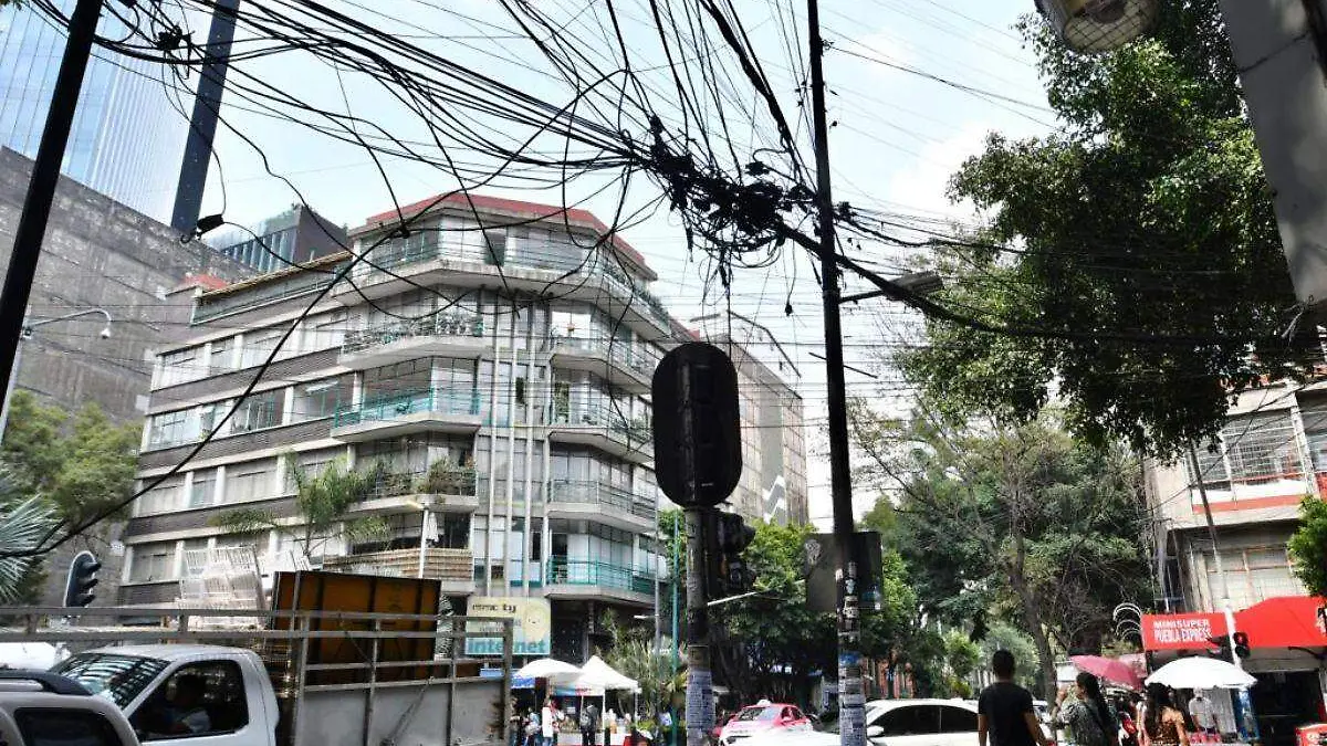 Arañas de cables para telefonía e internet en la CDMX