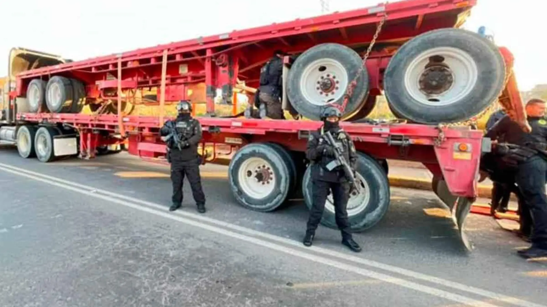 Decomisan-droga-en-tractocamion