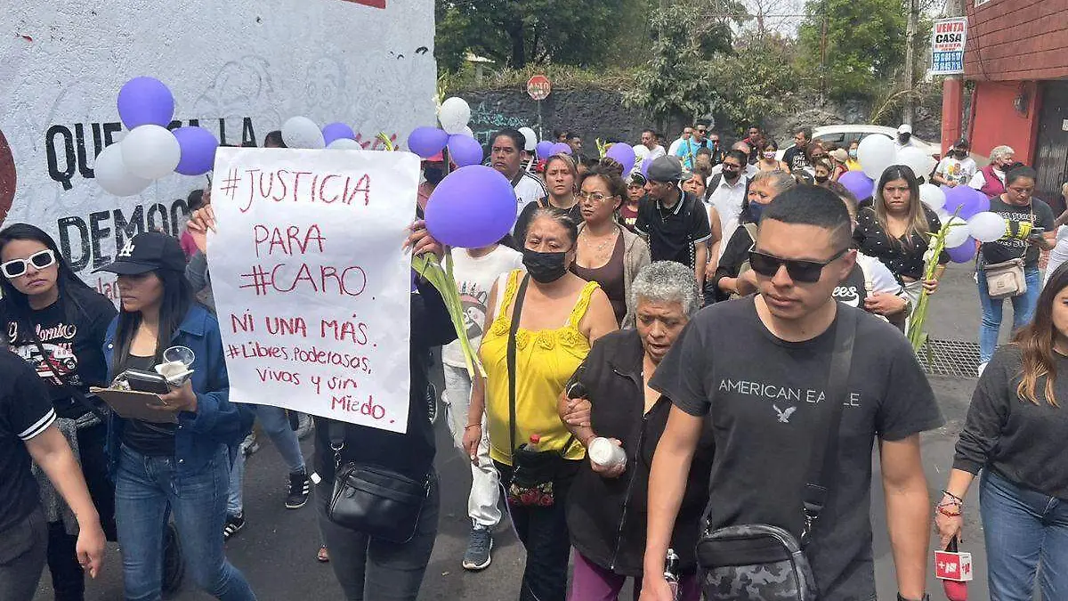 Familiares y amigos dan el último adiós a Carolina Islas
