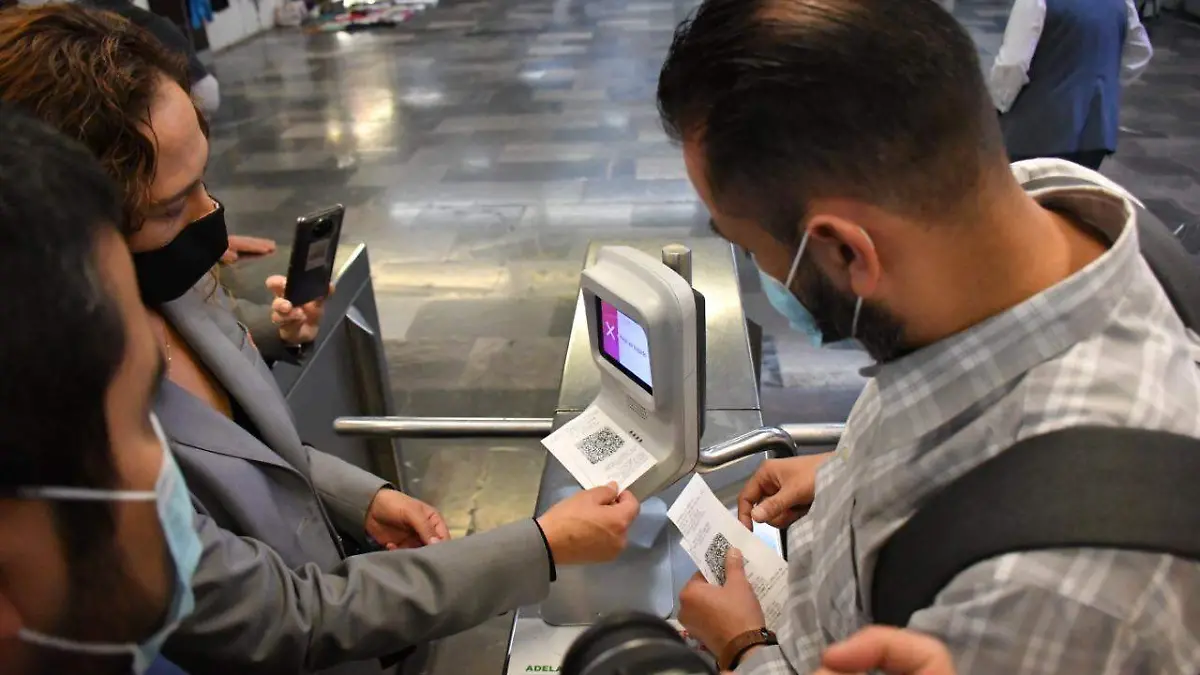 Entrada metro con código QR y tarjetas bancarias