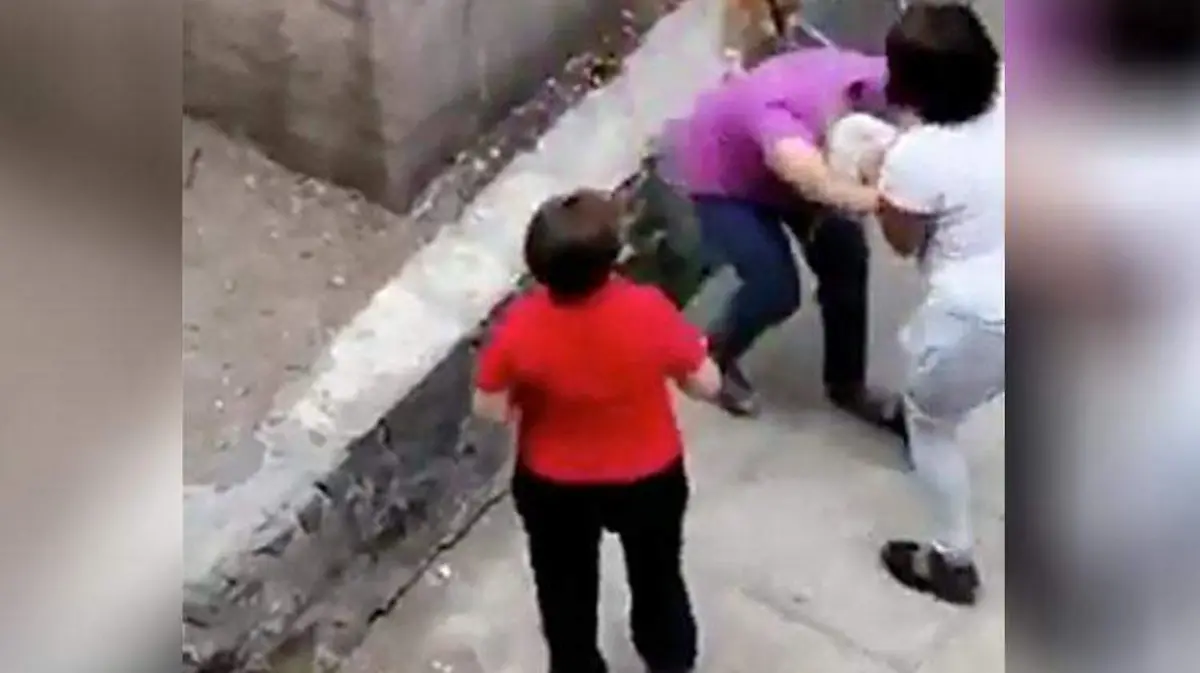joven golpea a abuelita
